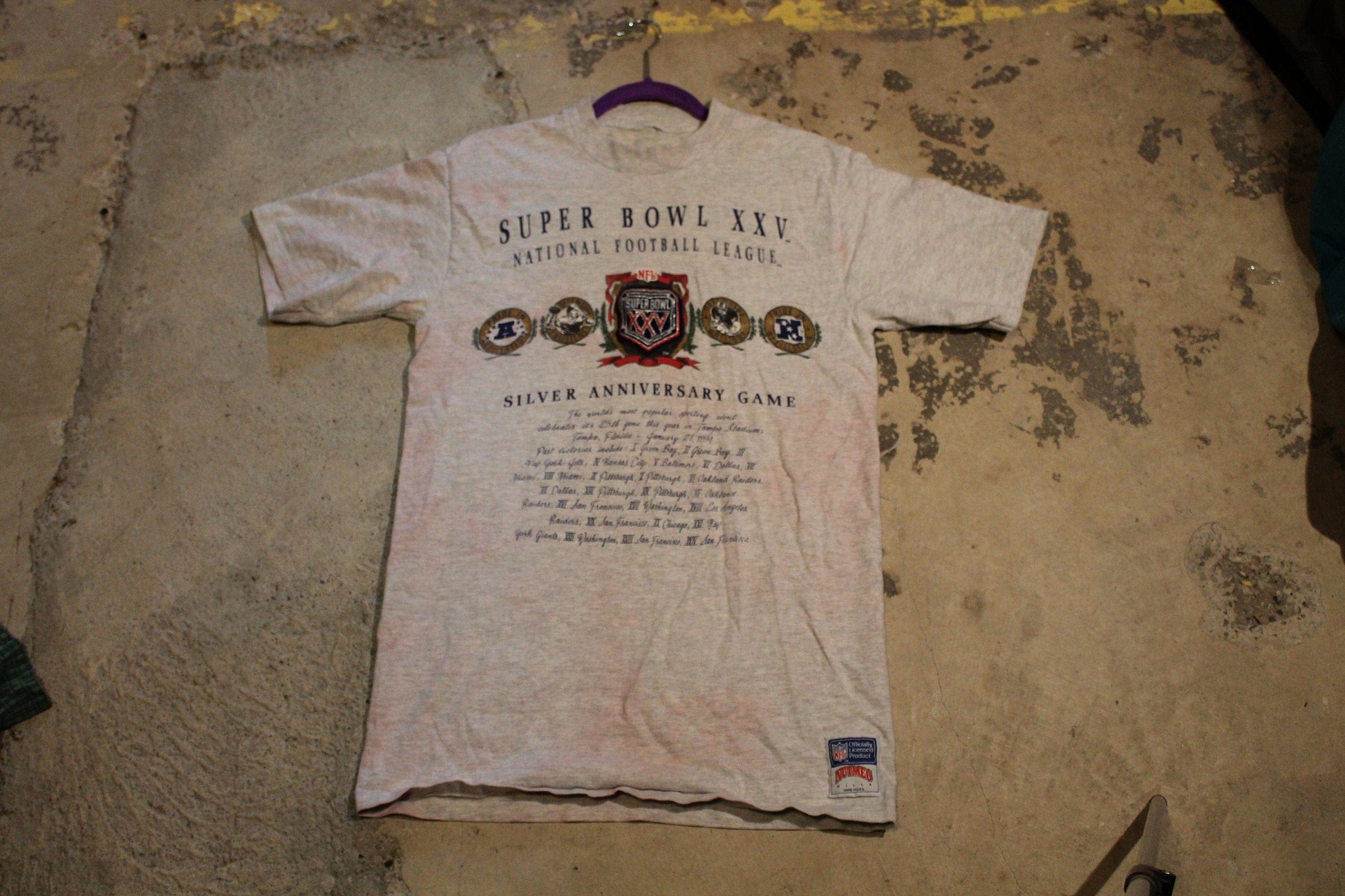Vintage 1990s NFL Superbowl Graphic T-Shirt Men's Large from propervintagecanada