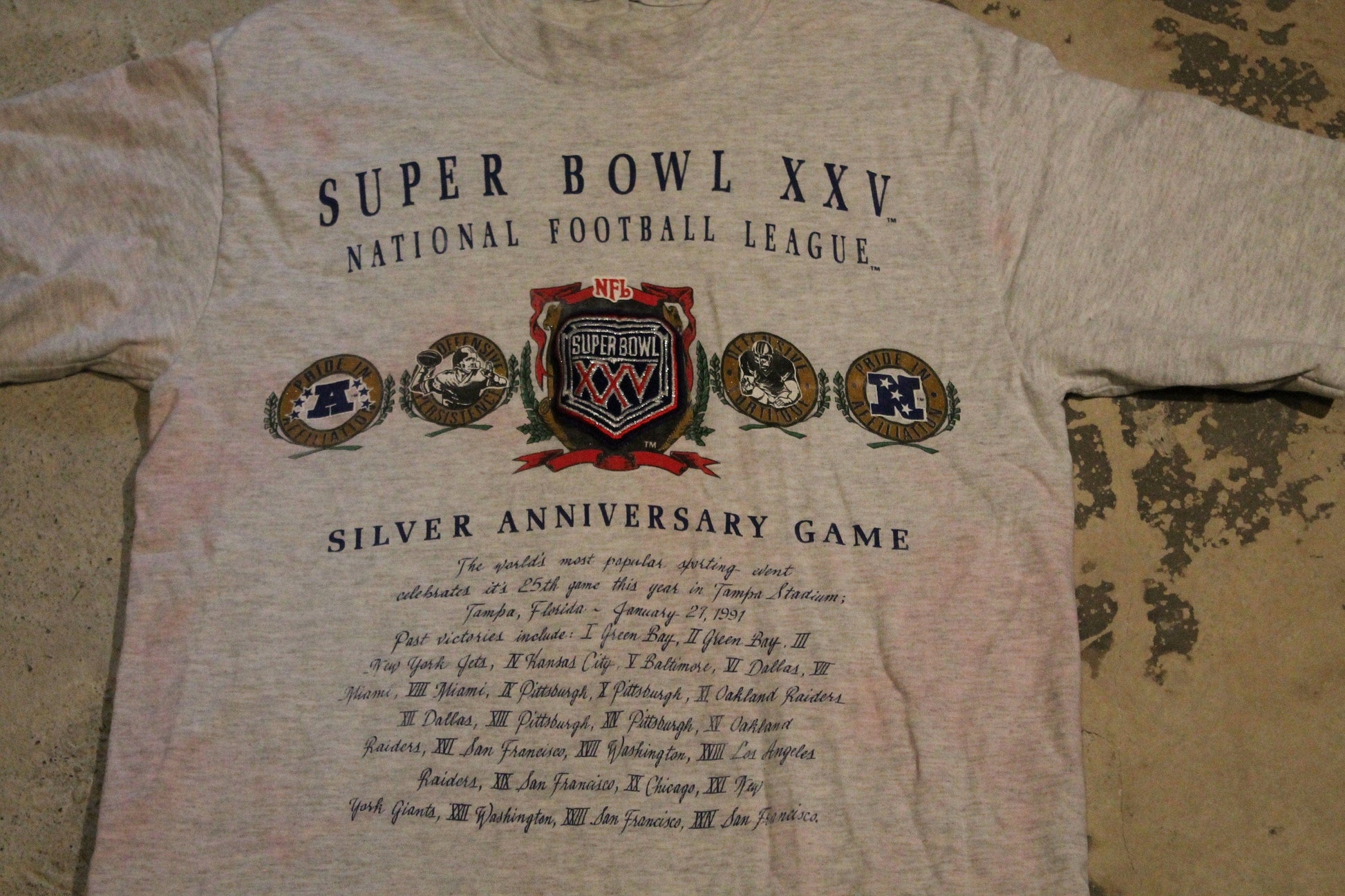 Vintage 1990s NFL Superbowl Graphic T-Shirt Men's Large from propervintagecanada