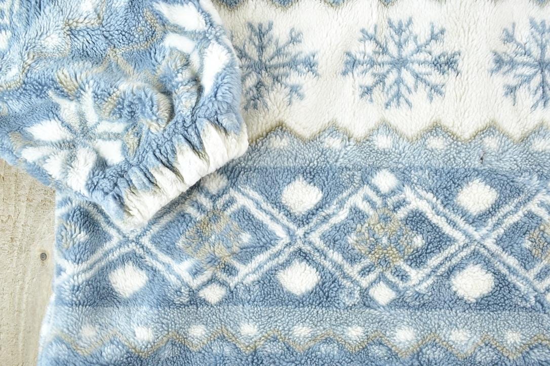 Vintage 1990s Northern Getaway Fleece AOP Outdoorsman Snowflake Sweater Men's Small from propervintagecanada