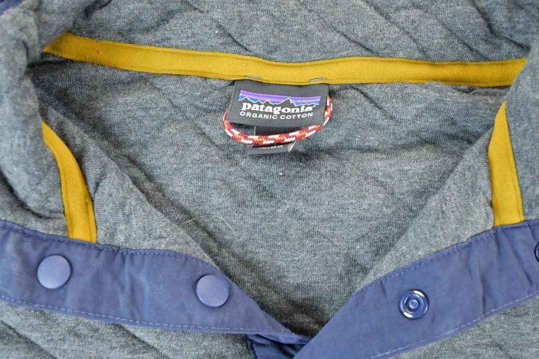 Vintage 1990s Patagonia Pleated Souvenir Crewneck Sweatshirt Made In USA Men's Large from propervintagecanada