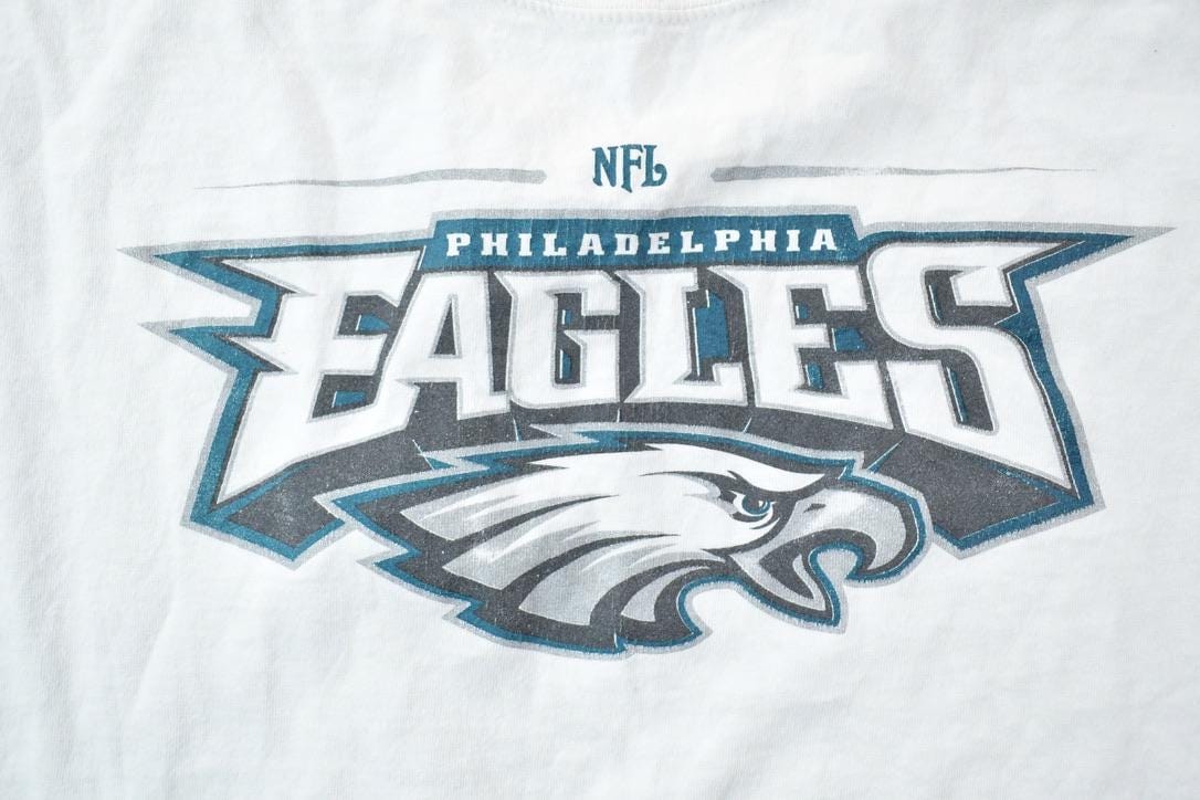 Vintage 1990s Philadelphia Eagles NFL Graphic T-Shirt Men's XL from propervintagecanada