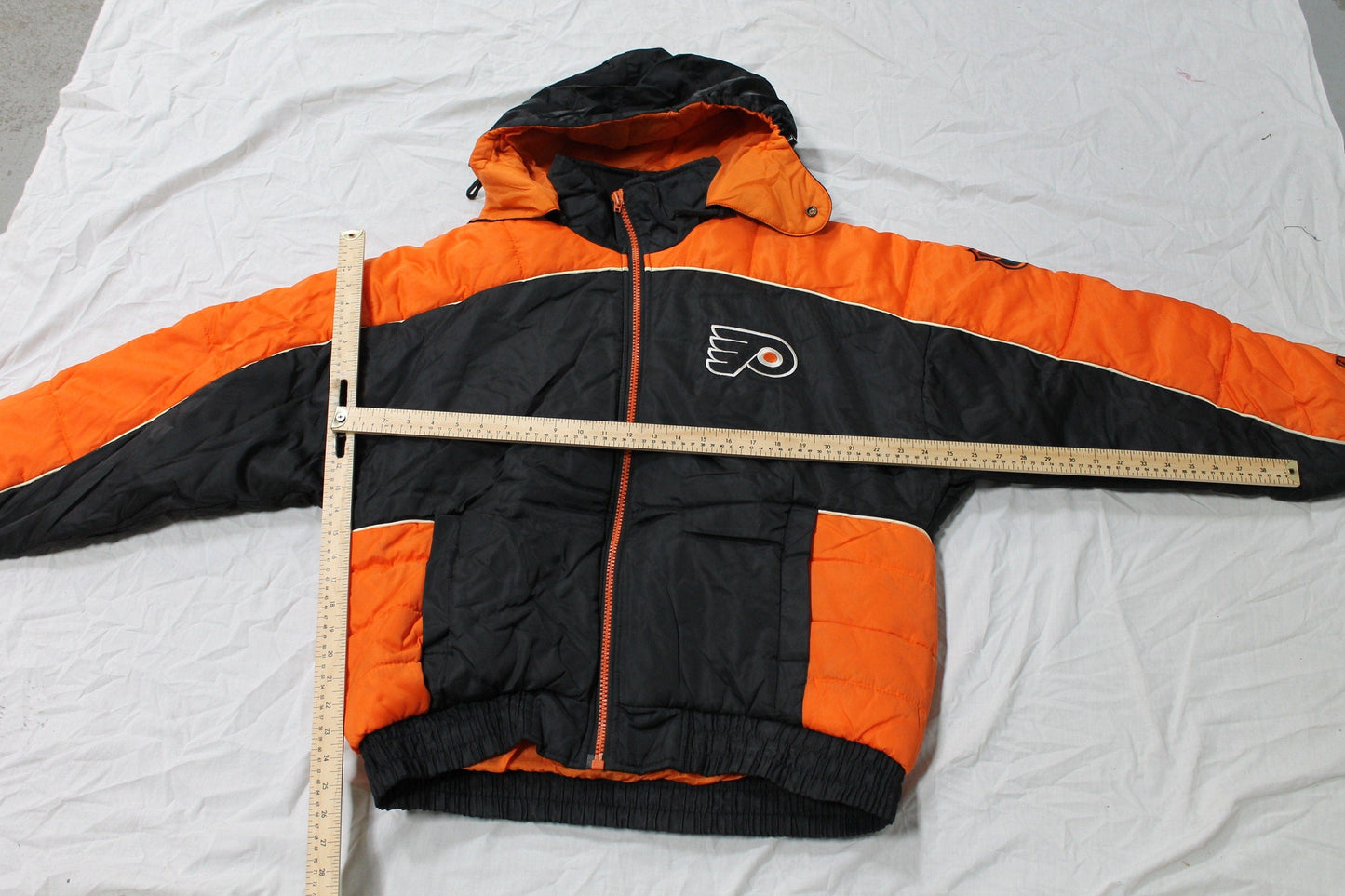 Vintage 1990s Philadelphia Flyers NHL Pro Player Puffer Jacket Men's Large from propervintagecanada