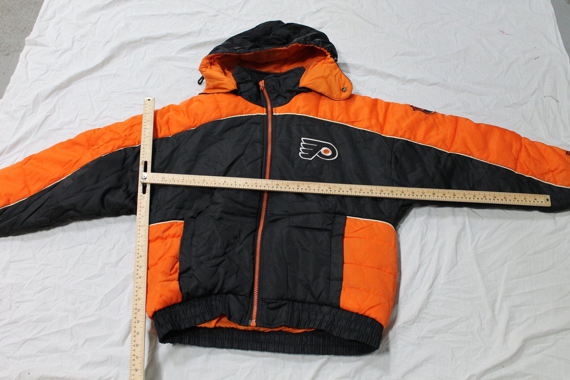 Vintage 1990s Philadelphia Flyers NHL Pro Player Puffer Jacket Men's Large from propervintagecanada