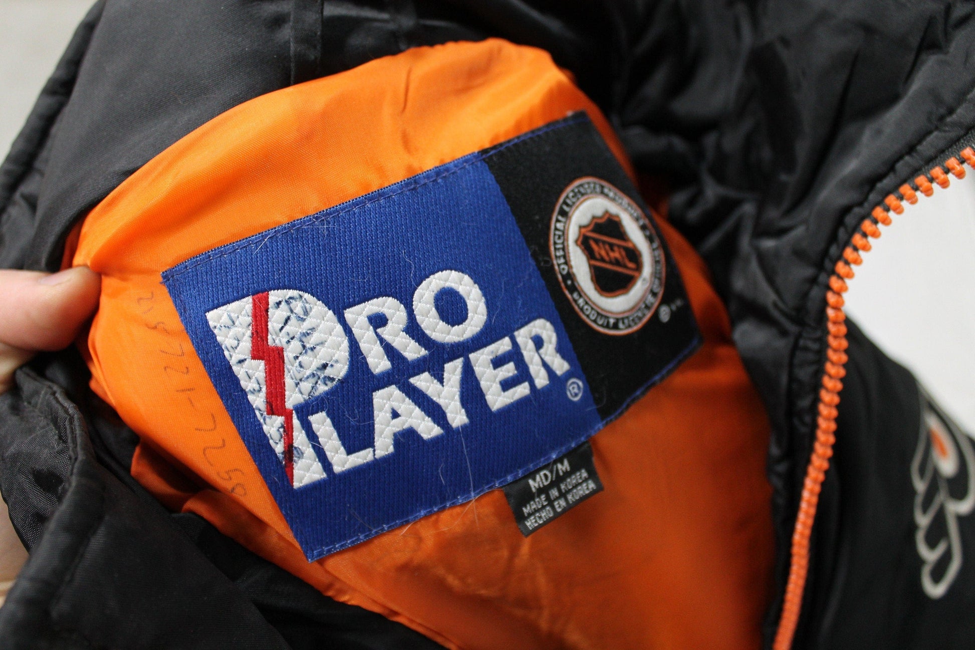 Vintage 1990s Philadelphia Flyers NHL Pro Player Puffer Jacket Men's Large from propervintagecanada