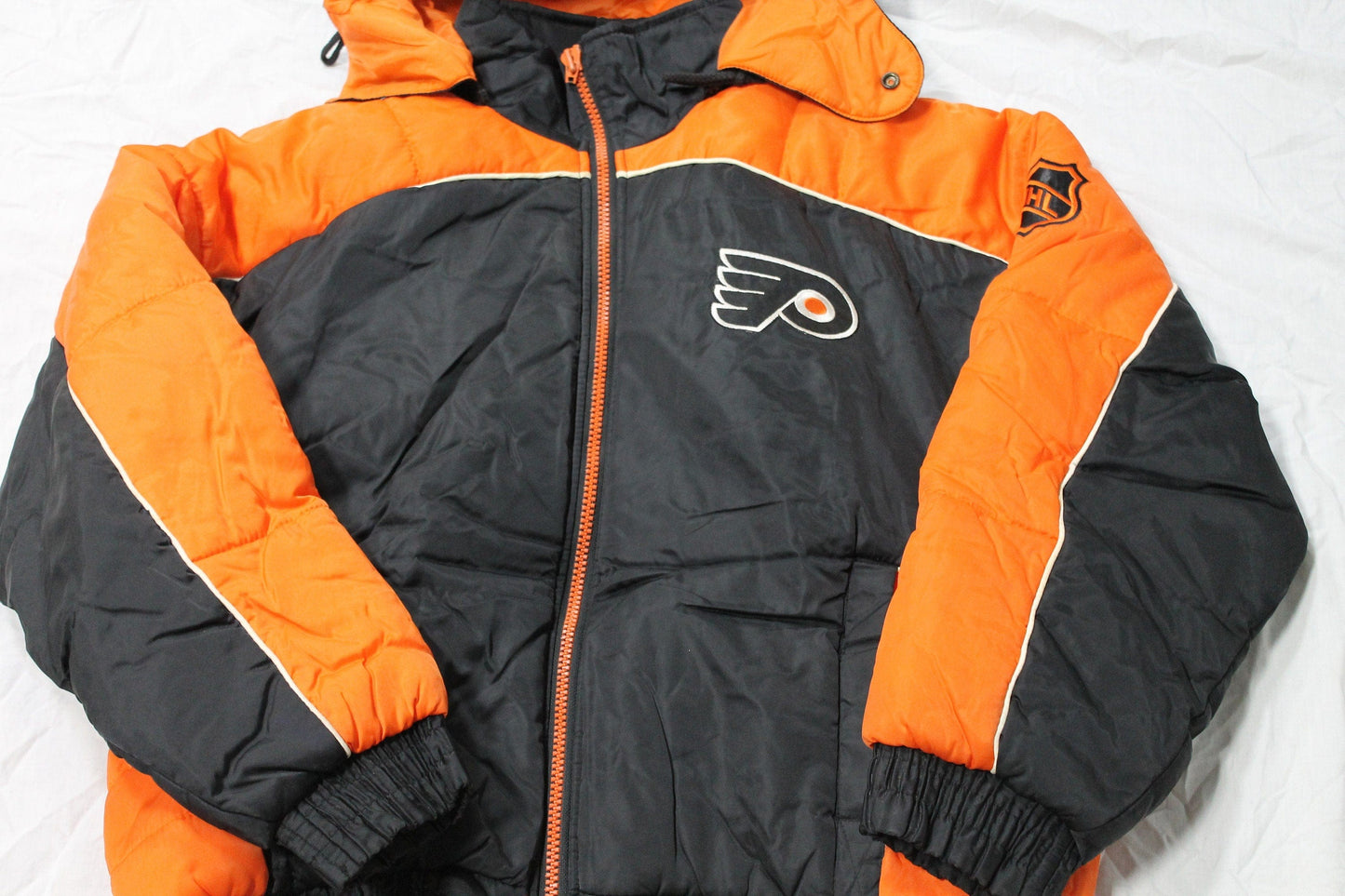 Vintage 1990s Philadelphia Flyers NHL Pro Player Puffer Jacket Men's Large from propervintagecanada
