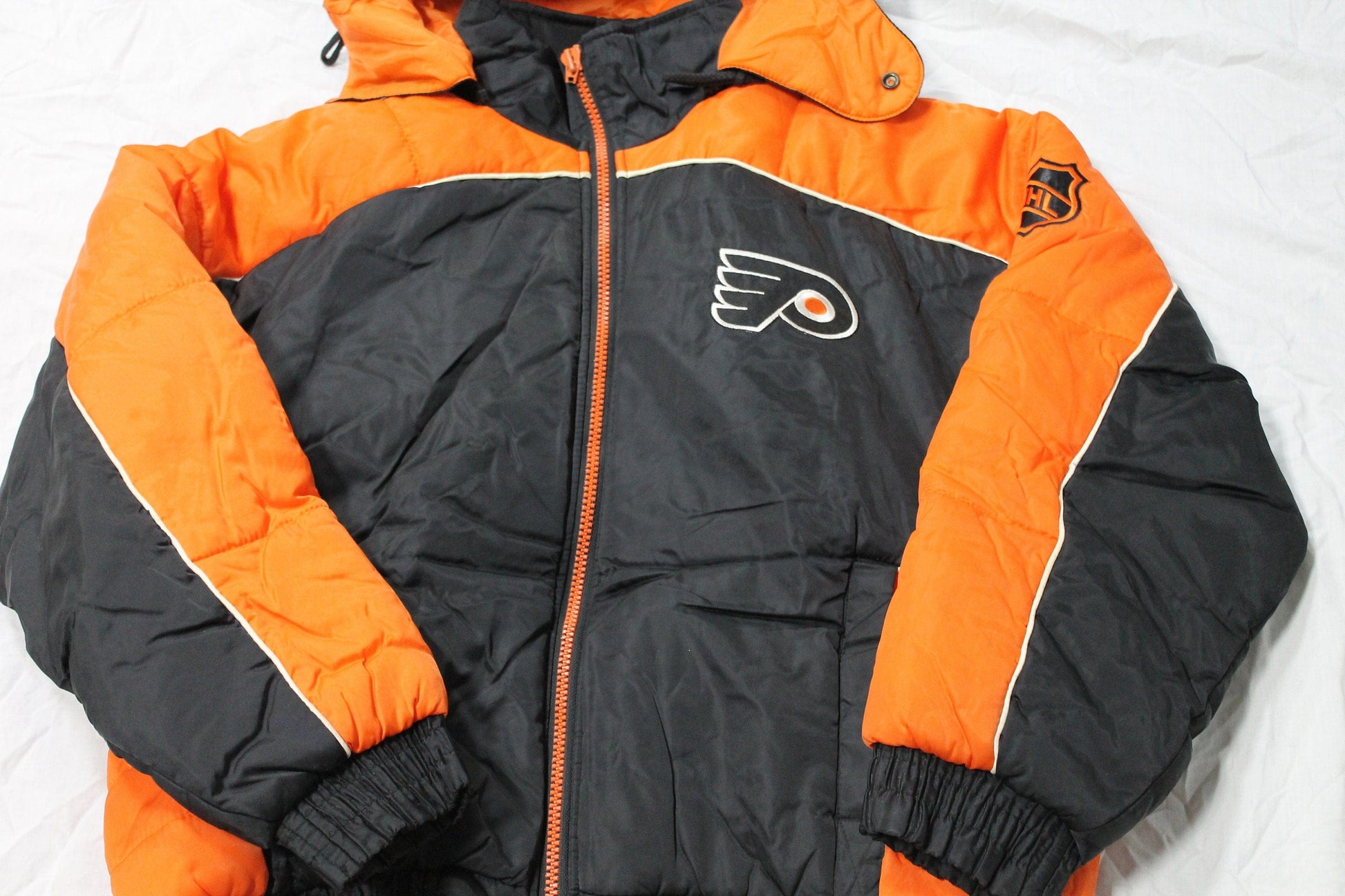 Vintage 1990s Philadelphia Flyers NHL Pro Player Puffer Jacket Men's Large from propervintagecanada
