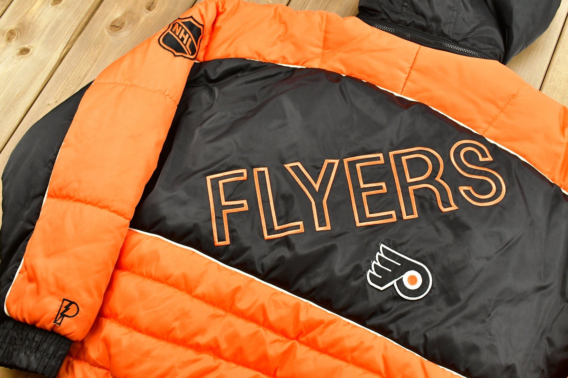 Vintage 1990s Philadelphia Flyers NHL Pro Player Puffer Jacket Men's Large from propervintagecanada