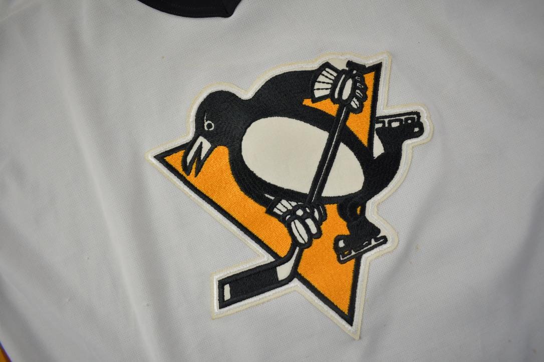 Vintage 1990s Pittsburgh Penguins NHL CCM Hockey Jersey Men's XL from propervintagecanada