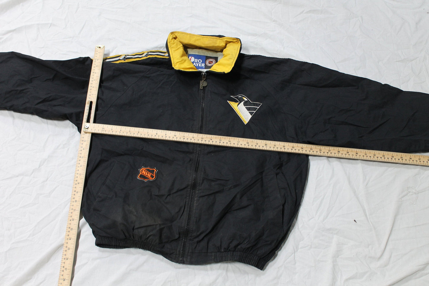 Vintage 1990s Pittsburgh Penguins NHL Pro Player Jacket Men's Large from propervintagecanada