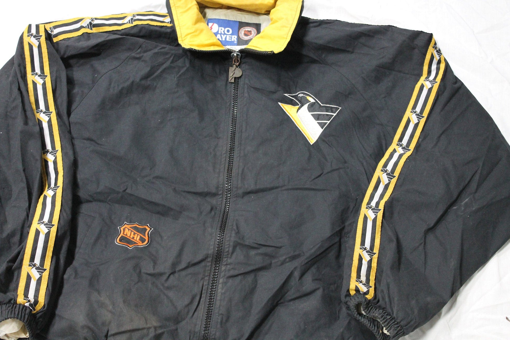 Vintage 1990s Pittsburgh Penguins NHL Pro Player Jacket Men's Large from propervintagecanada