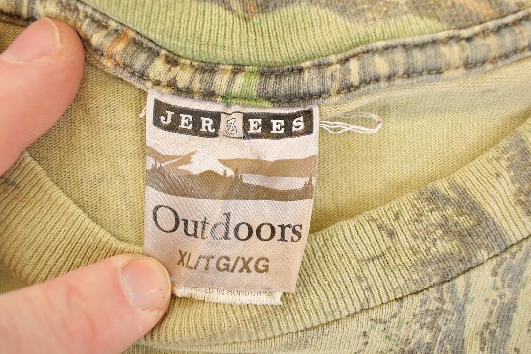 Vintage 1990s Realtree Camo AOP Graphic Print Crewneck Shirt Mens L from propervintagecanada