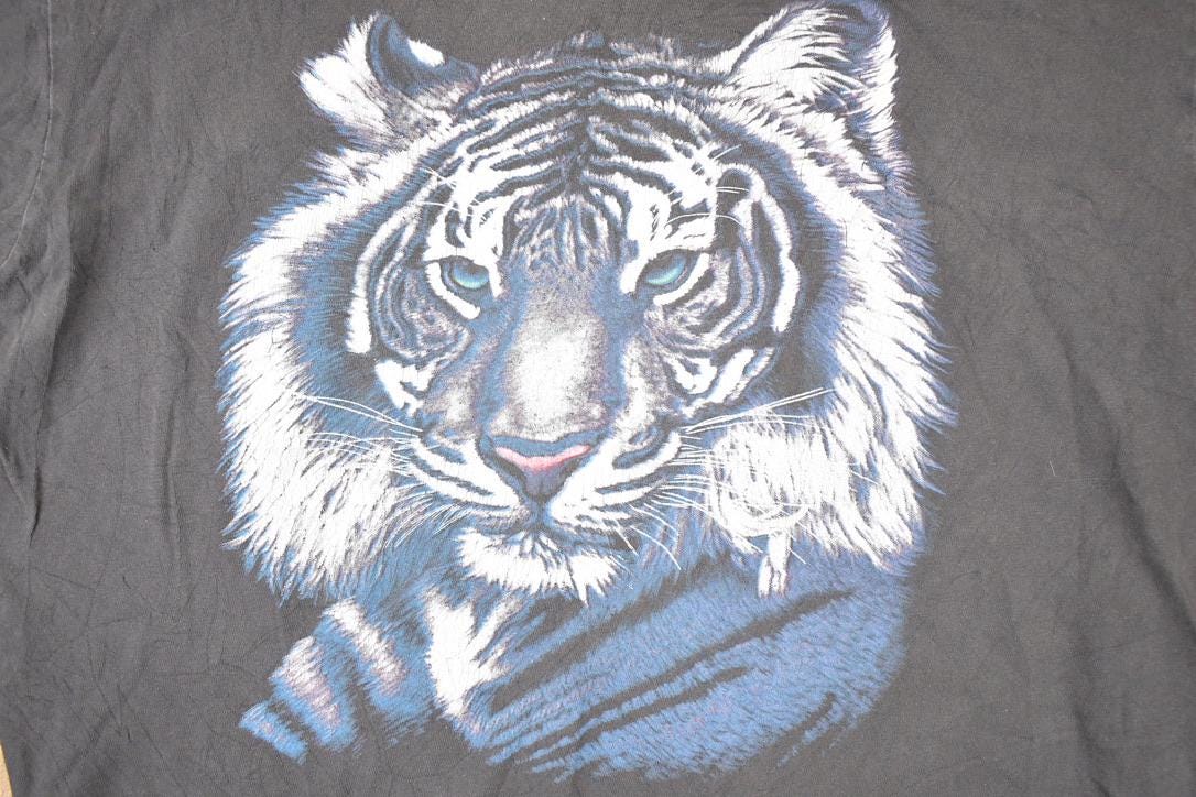 Vintage 1990s Siberian Tiger Souvenir Animal T-Shirt Men's L from propervintagecanada