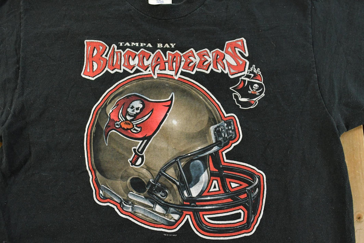 Vintage 1990s Tampa Bay Buccaneers NFL T-Shirt Men's Large from propervintagecanada
