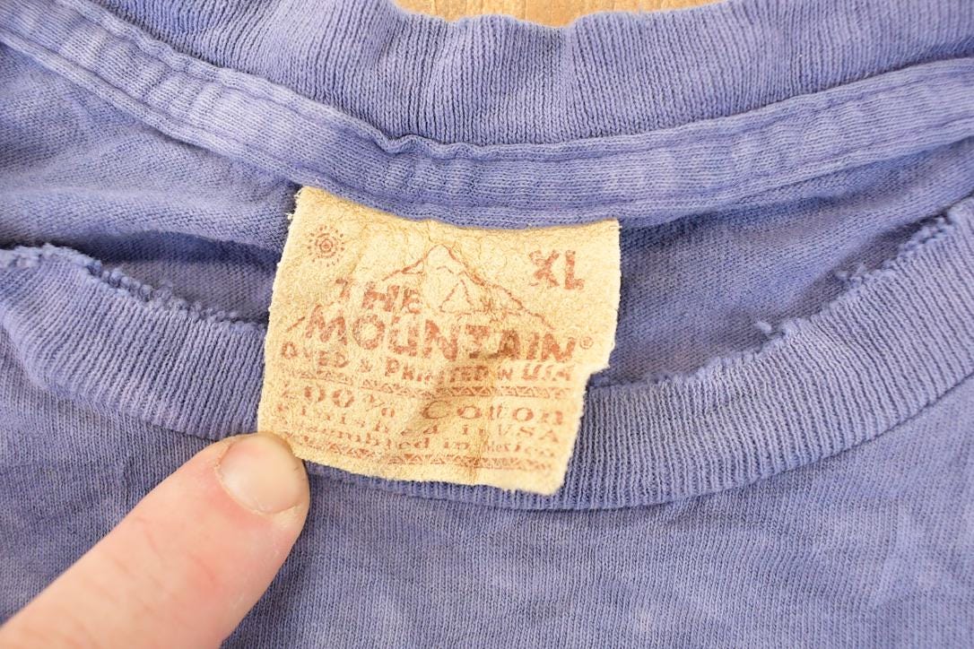 Vintage 1990s The Mountain Two Loons Souvenir Travel T-Shirt Men's XL from propervintagecanada