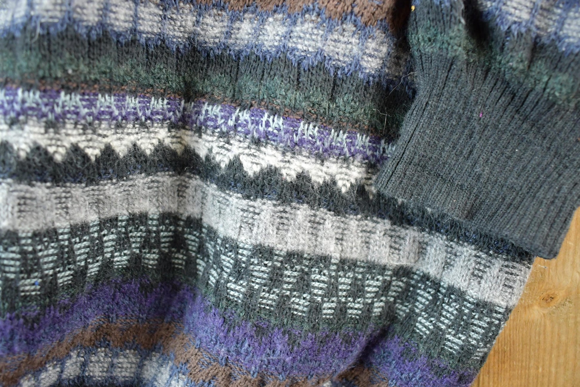 Vintage 1990s Tundra Canada Knit Abstract Pattern Crewneck Sweater Mens XXL from propervintagecanada