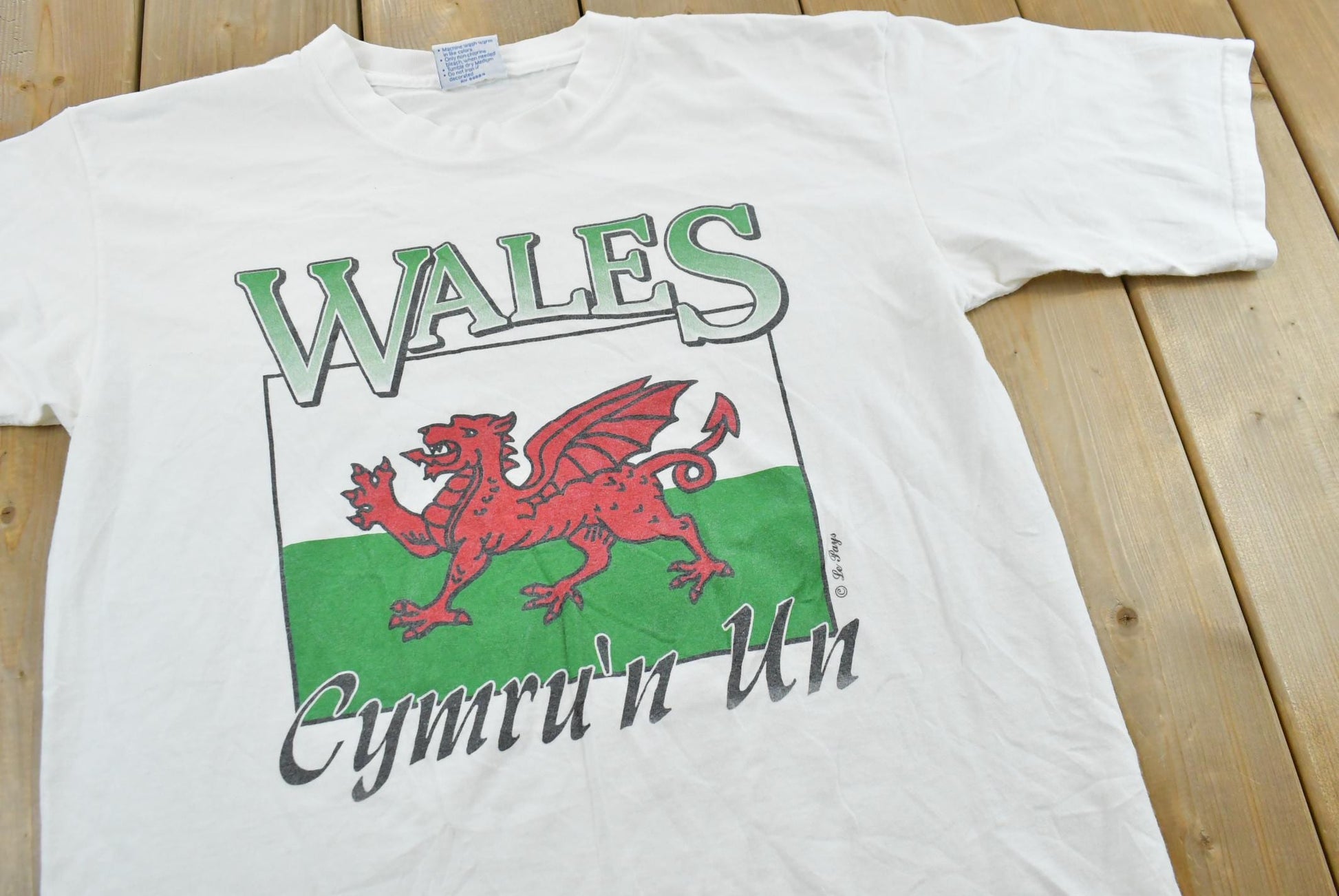 Vintage 1990s Wales Welsh Dragon Souvenir T-Shirt Men's M from propervintagecanada