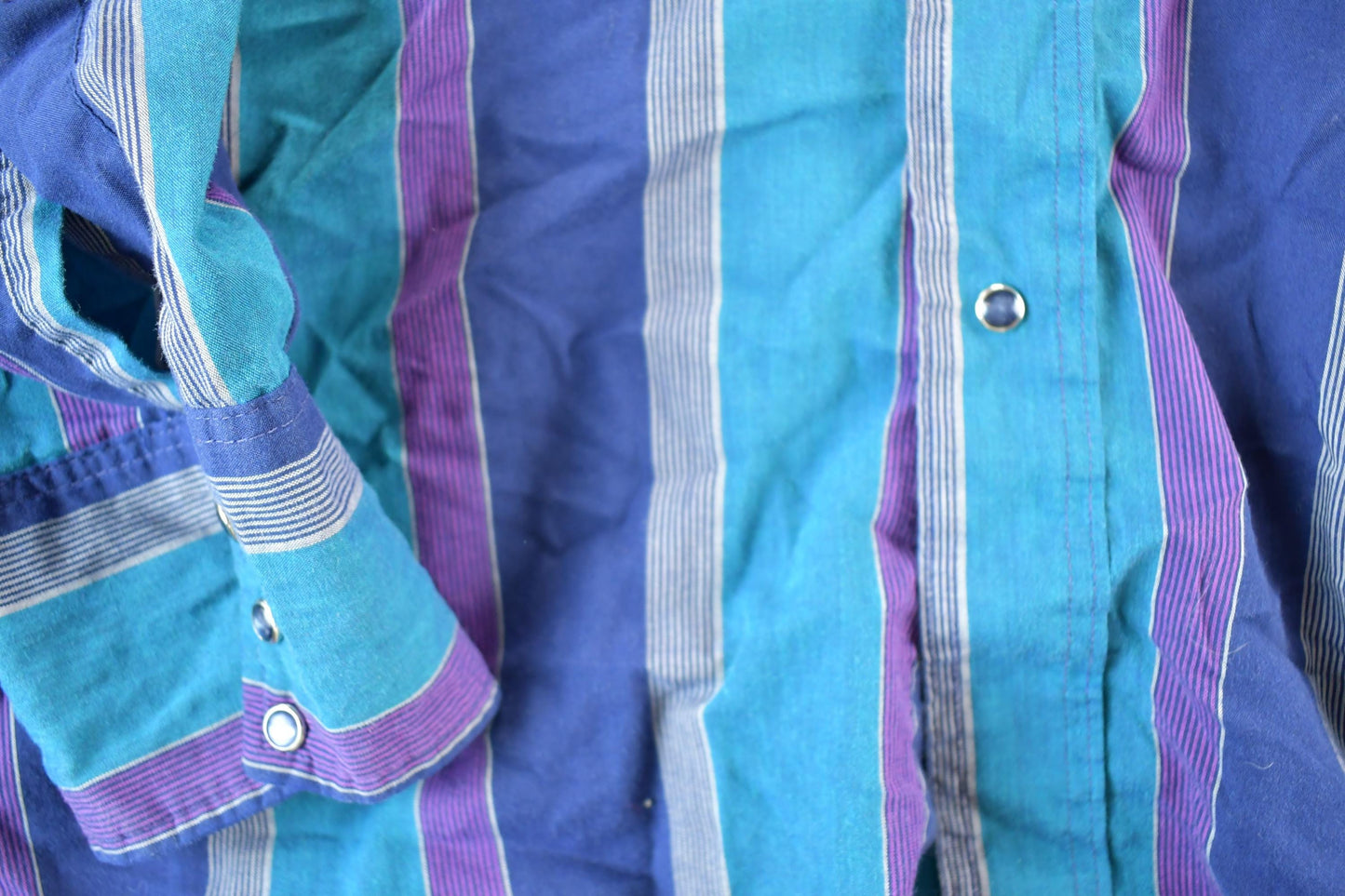 Vintage 1990s Wrangler Long Tails Single Needle Western Style Button Up Mens XL from propervintagecanada