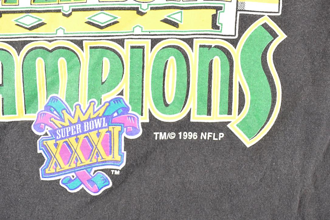 Vintage 1996 Logo 7 Green Bay Packers Super Bowl Champions NFL T-Shirt Men's L from propervintagecanada