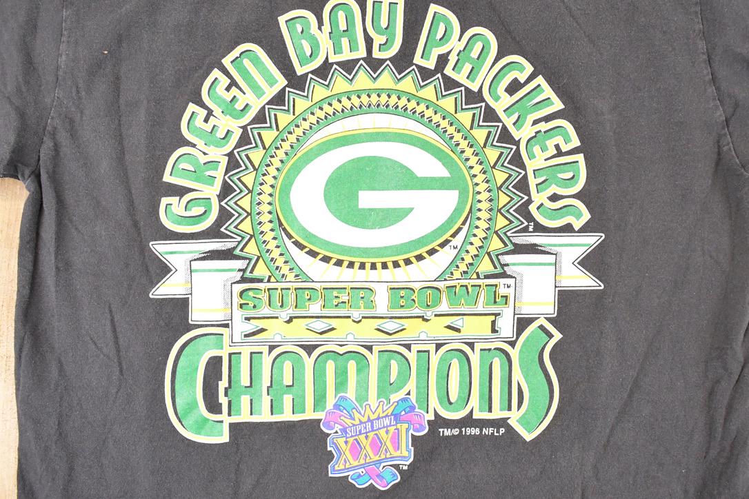 Vintage 1996 Logo 7 Green Bay Packers Super Bowl Champions NFL T-Shirt Men's L from propervintagecanada