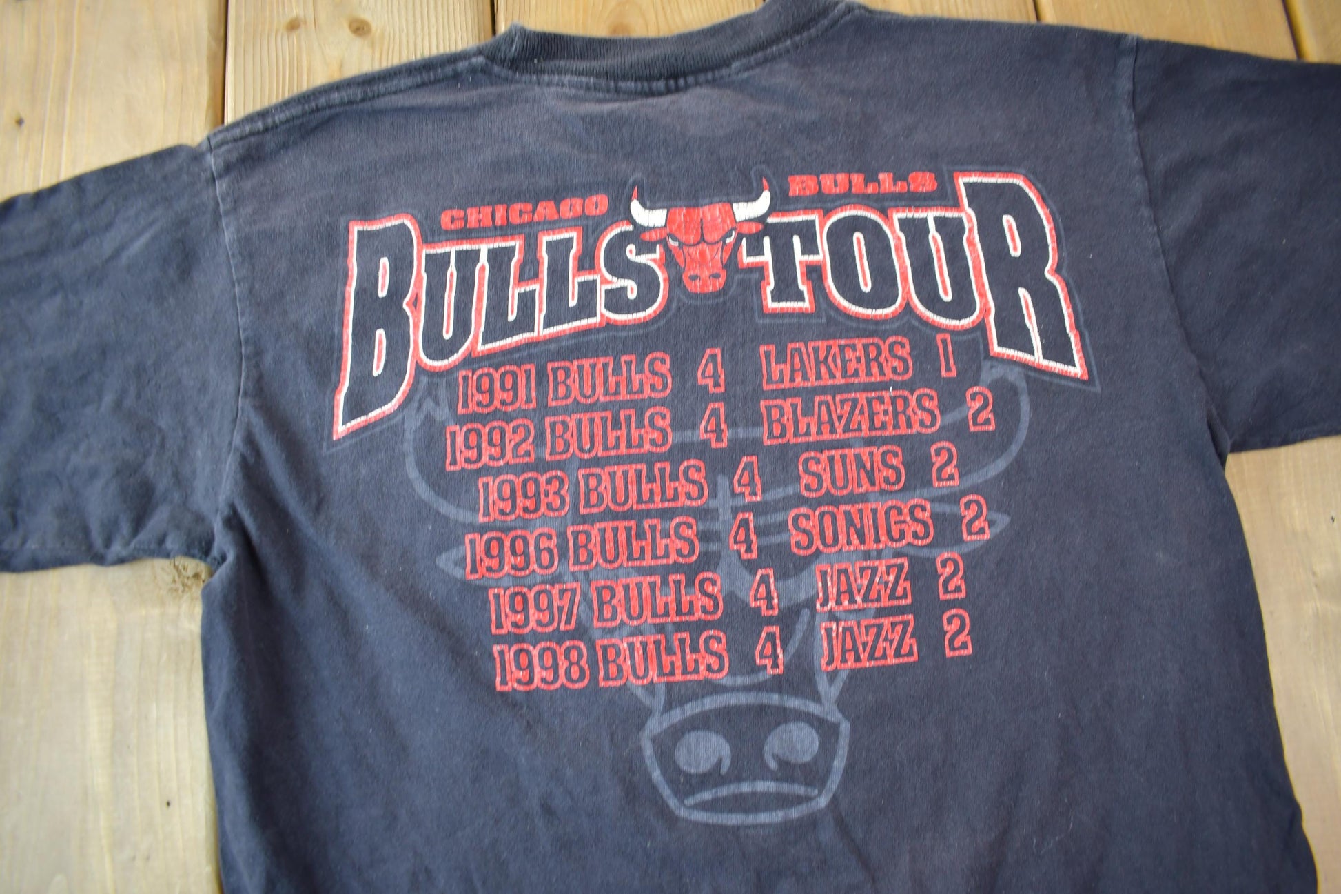 Vintage 1998 NBA Chicago Bulls Champions Graphic T-Shirt / Single Stitch / NBA Basketball / 90s Streetwear / Starter T-Shirt from propervintagecanada