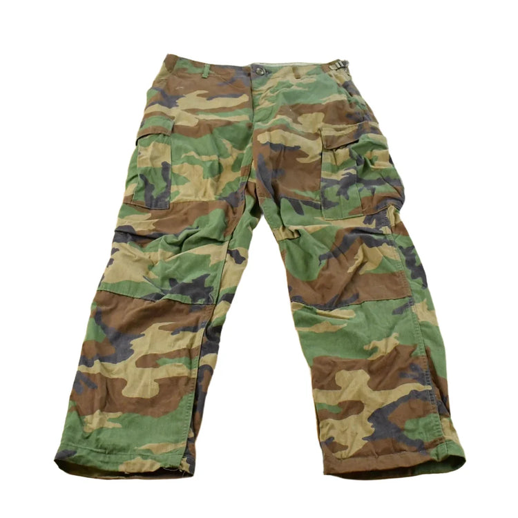 Vintage 2000s Army Military Woodland Camo Cargo Pants Men's Medium from propervintagecanada
