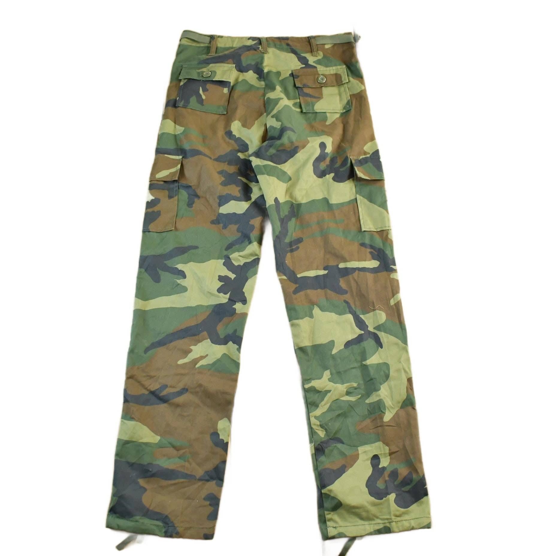 Vintage 2000s Army Woodland Camouflage Cargo Pants Women's 30 x 29 from propervintagecanada