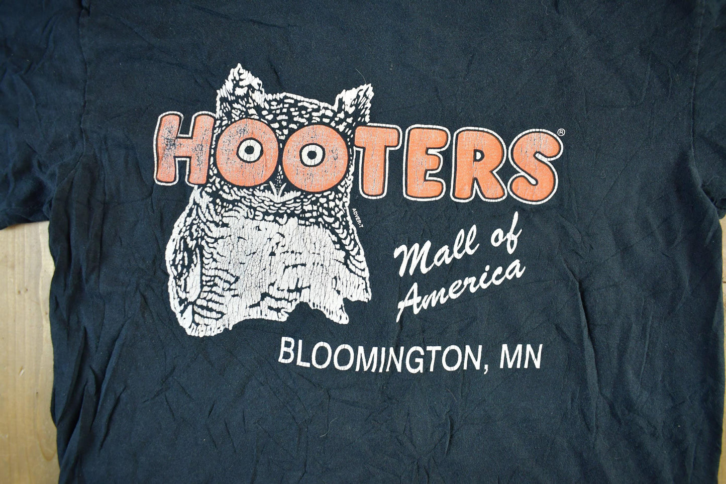 Vintage 2000s Hooters Bloomington Graphic T-Shirt Men's Medium from propervintagecanada