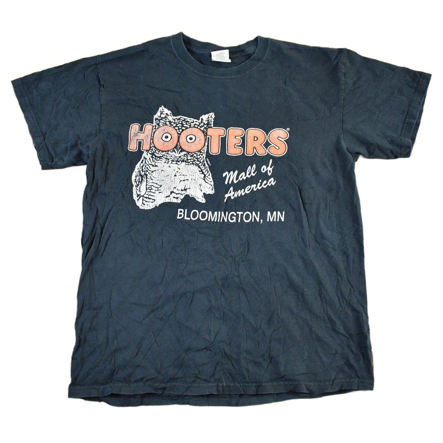 Vintage 2000s Hooters Bloomington Graphic T-Shirt Men's Medium from propervintagecanada