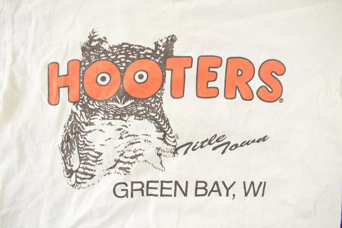 Vintage 2000s Hooters Green Bay Souvenir T-Shirt Men's Medium from propervintagecanada