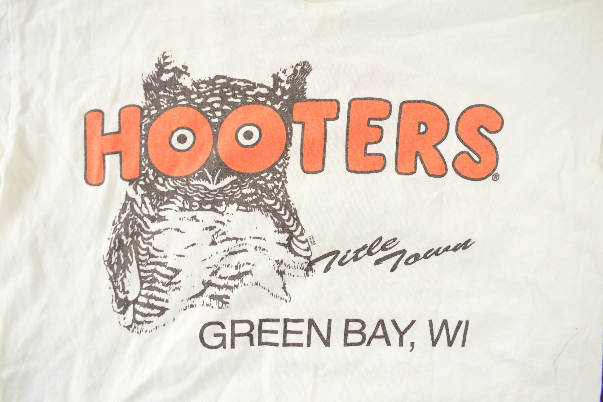 Vintage 2000s Hooters Green Bay Souvenir T-Shirt Men's Medium from propervintagecanada