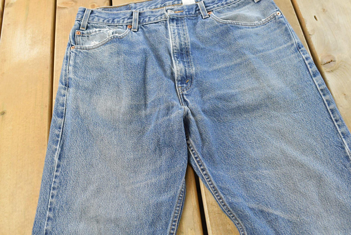 Vintage 2000s Levi's 505 Regular Straight Fit Denim Blue Jeans Men's 34 x 30 from propervintagecanada