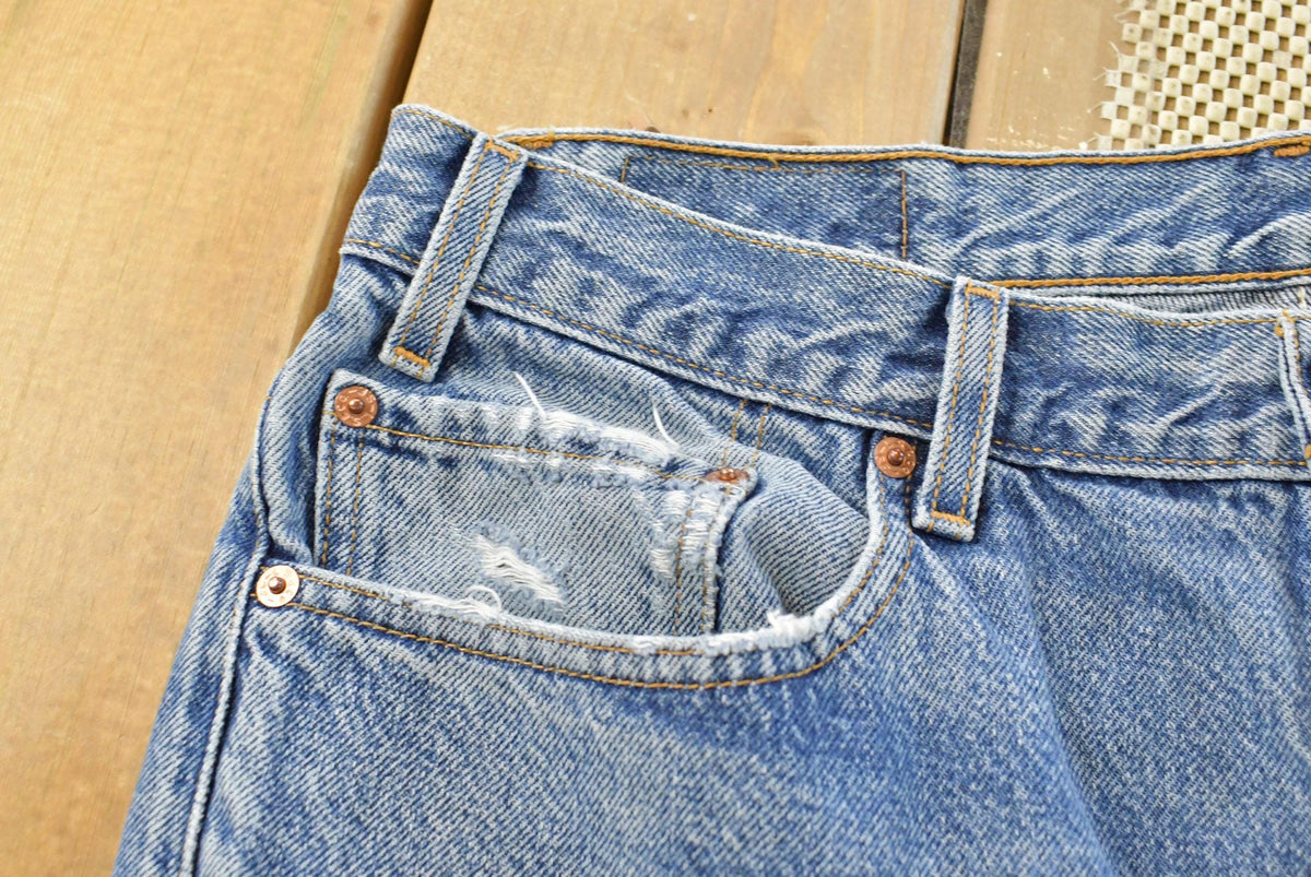 Vintage 2000s Levi's 505 Regular Straight Fit Denim Blue Jeans Men's 34 x 30 from propervintagecanada