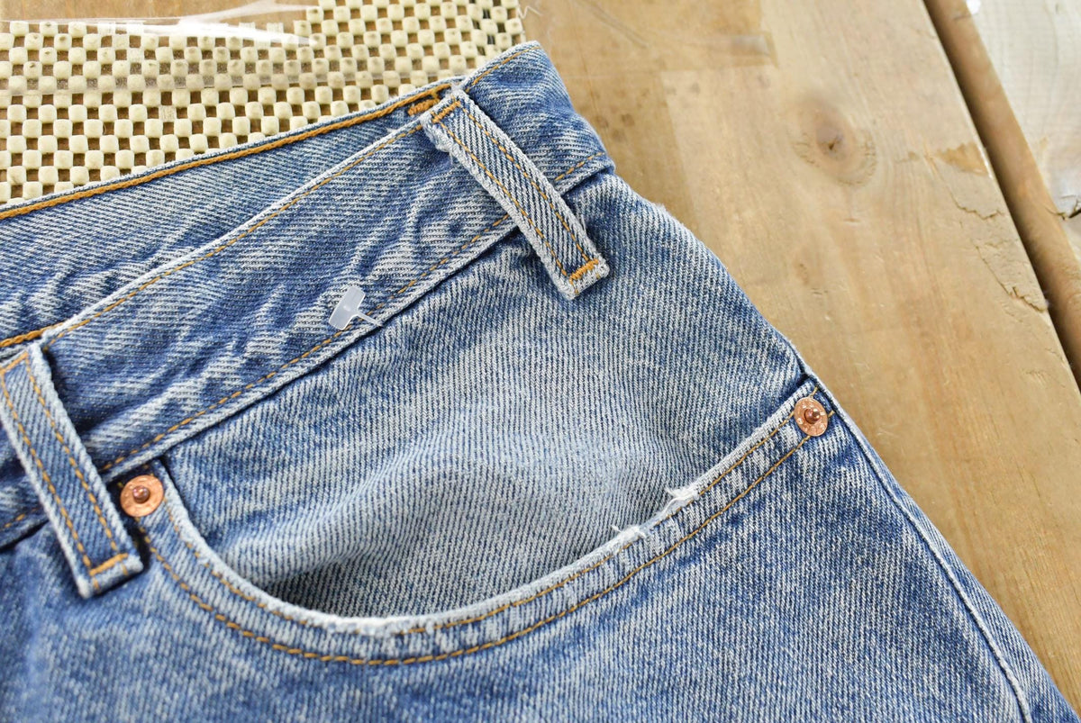 Vintage 2000s Levi's 505 Regular Straight Fit Denim Blue Jeans Men's 34 x 30 from propervintagecanada