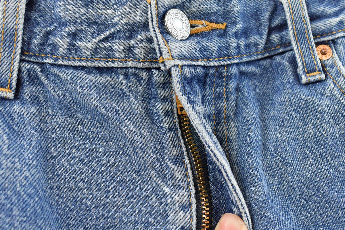 Vintage 2000s Levi's 505 Regular Straight Fit Denim Blue Jeans Men's 34 x 30 from propervintagecanada