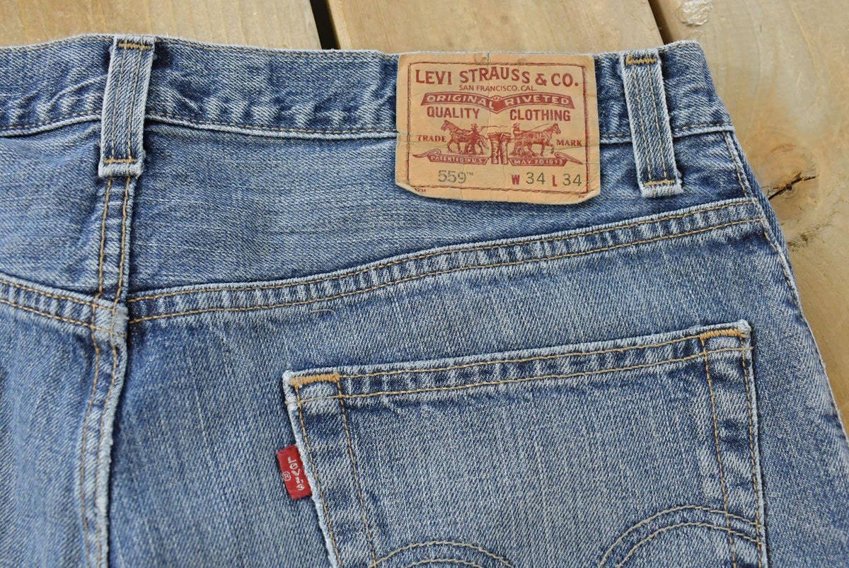 Vintage 2000s Levi's 559 Relaxed Straight Fit Denim Jeans Men's 35 x 34 from propervintagecanada