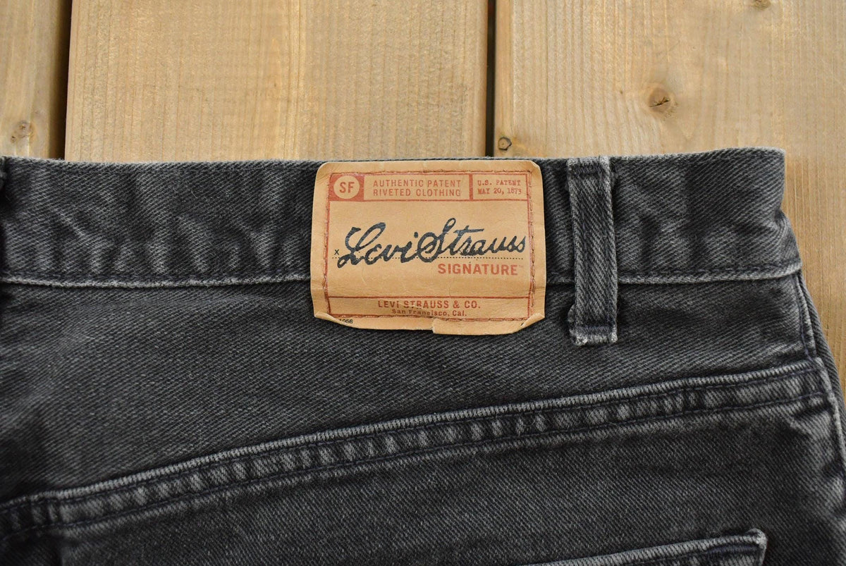 Vintage 2000s Levi's Strauss Co Relaxed Fit Denim Jeans Men's 37 x 29 from propervintagecanada