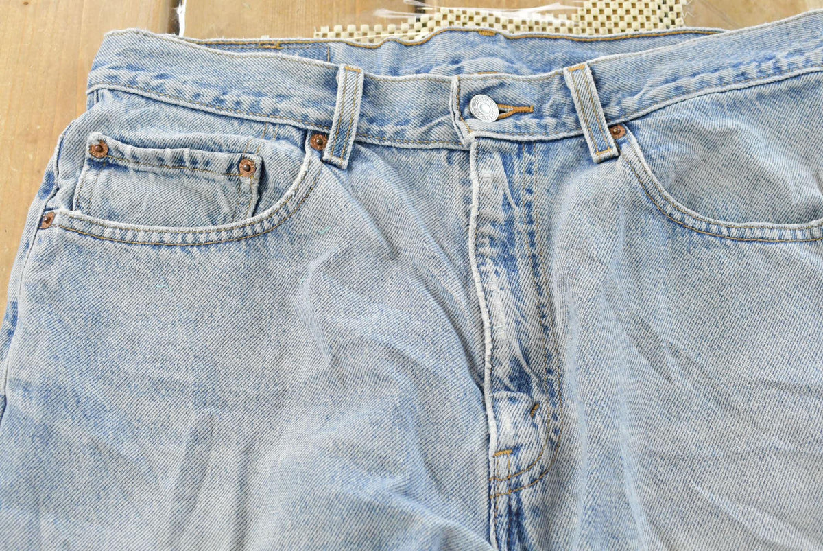 Vintage 2000s Levis Relaxed Fit 550 Denim Blue Jeans Men's 32 x 31.5 from propervintagecanada