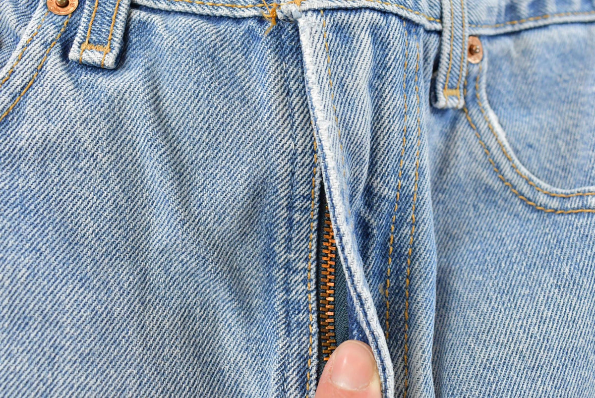 Vintage 2000s Levis Relaxed Fit Tapered Leg 550 Denim Blue Jeans Men's 30 x 31 from propervintagecanada