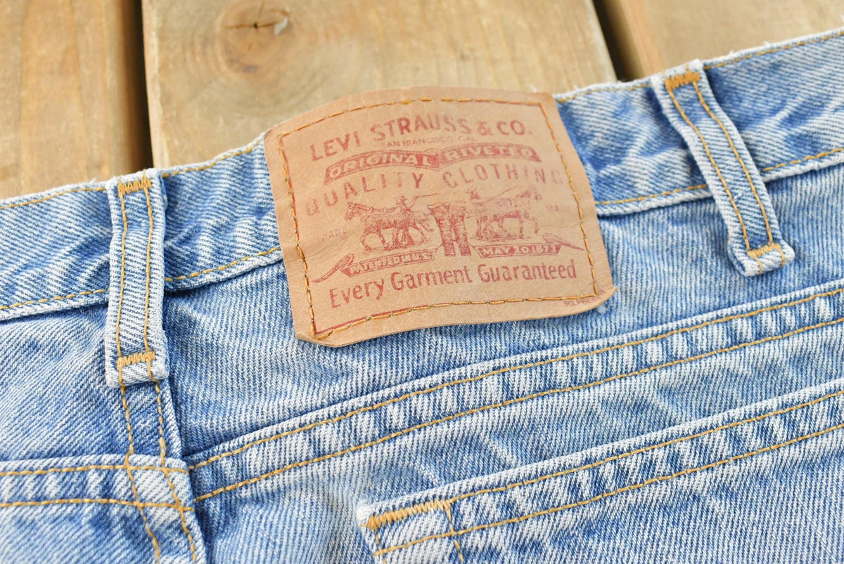 Vintage 2000s Levis Relaxed Fit Tapered Leg 550 Denim Blue Jeans Men's 30 x 31 from propervintagecanada