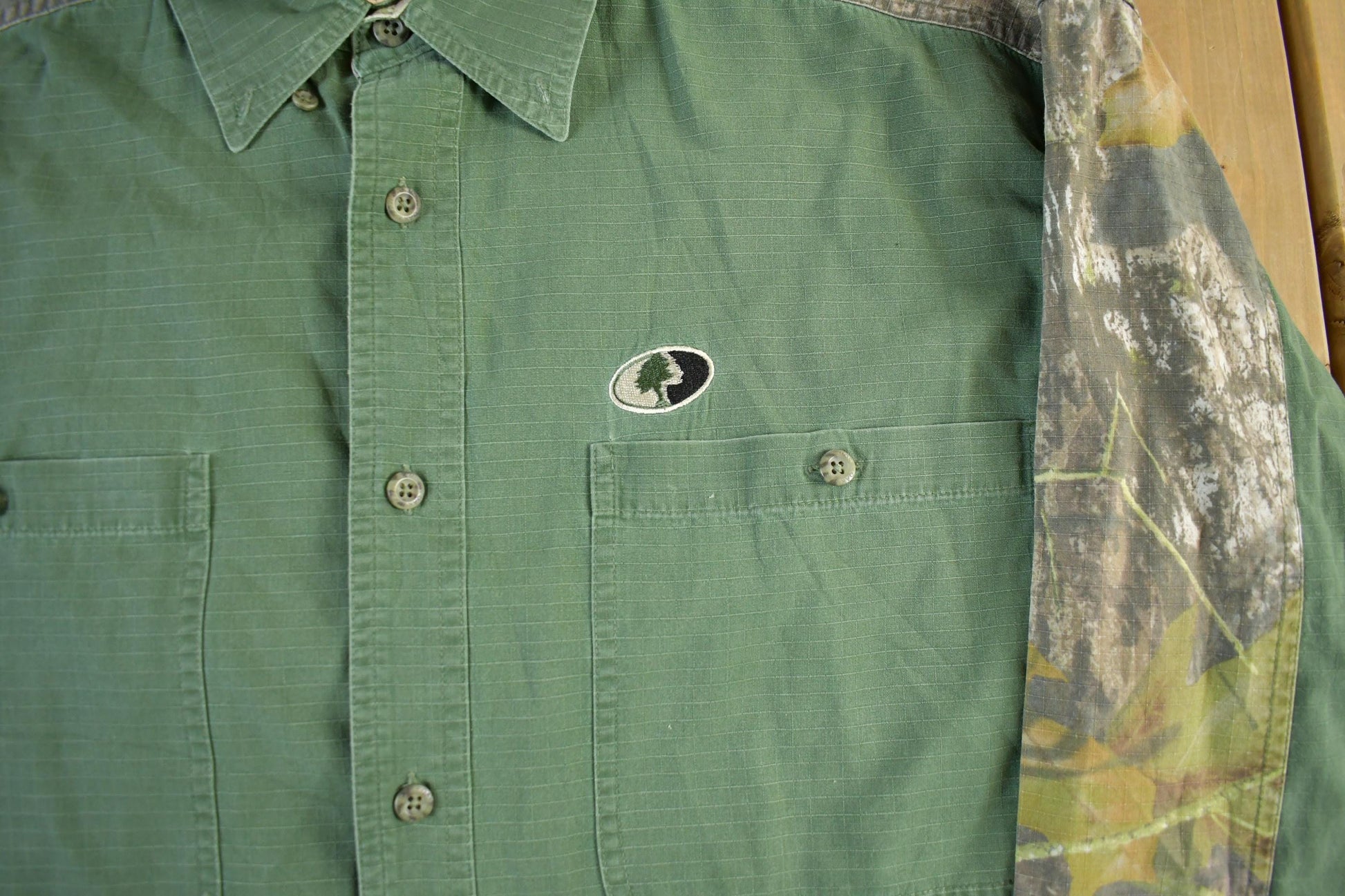 Vintage 2000s Mossy Oak Tree Camo Button Up Shirt Men's XL from propervintagecanada