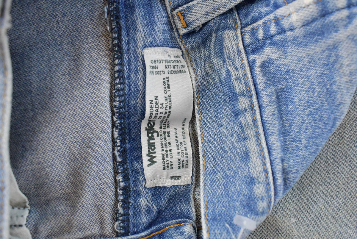 Vintage 2000s Wrangler Denim Jeans Men's 28 x 32 from propervintagecanada