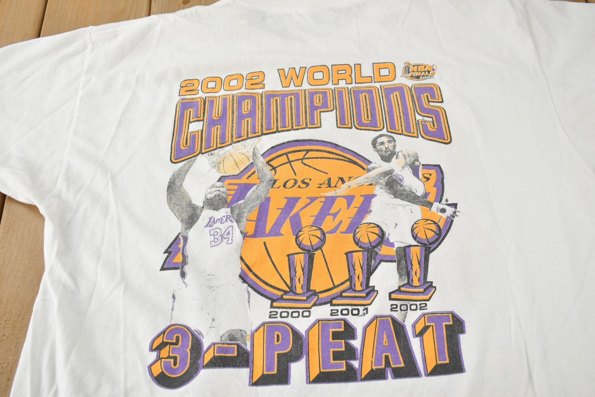Vintage 2002 Los Angeles Lakers NBA 3 Peat Champs Graphic T-Shirt Men's XL from propervintagecanada