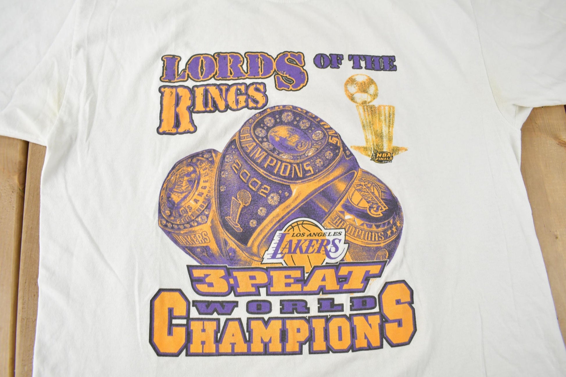Vintage 2002 Los Angeles Lakers NBA 3 Peat Champs Graphic T-Shirt Men's XL from propervintagecanada