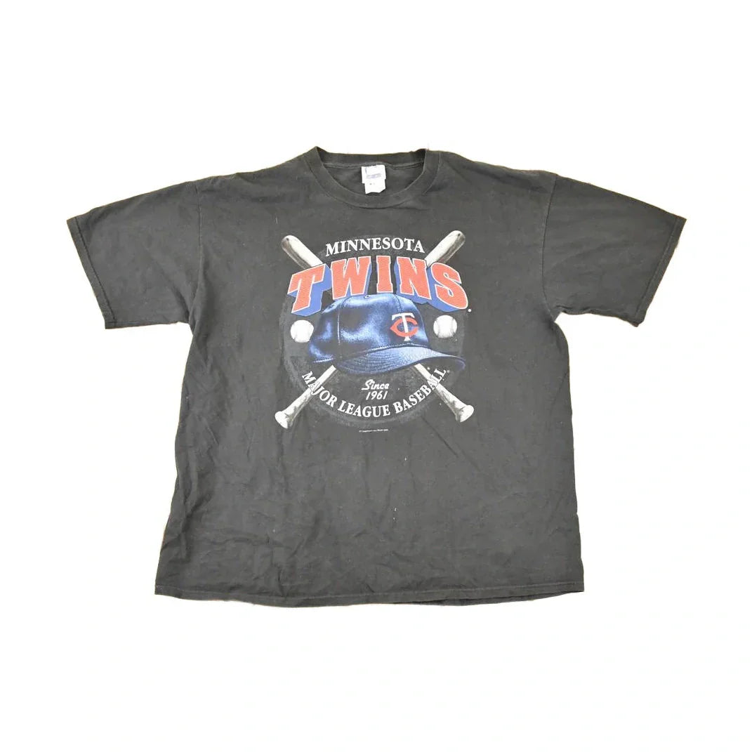 Vintage 2004 Minnesota Twins MLB T-Shirt Men's L from propervintagecanada