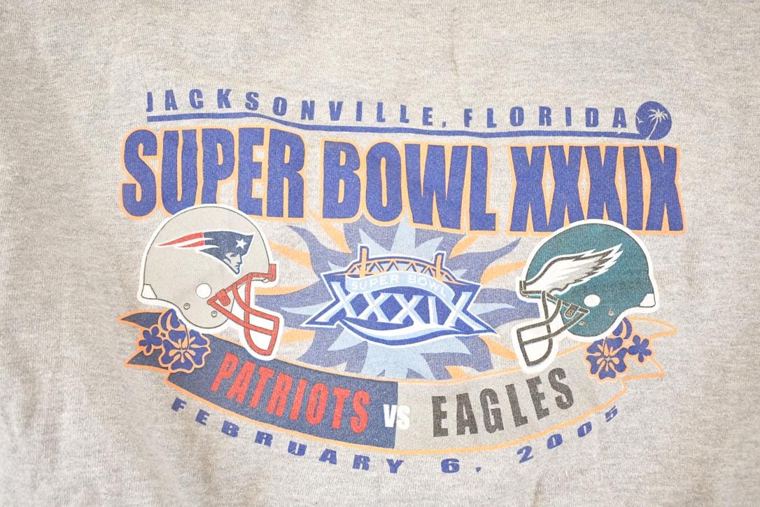 Vintage 2005 Patriots Vs Eagles Super Bowl Football Crewneck Sweatshirt Men's L from propervintagecanada