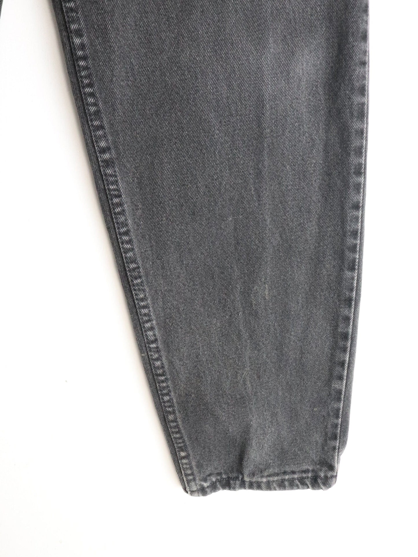 Vintage Levi's Denim Jeans Mens 27 x 31 Black 560 Loose Tapered from propervintagecanada