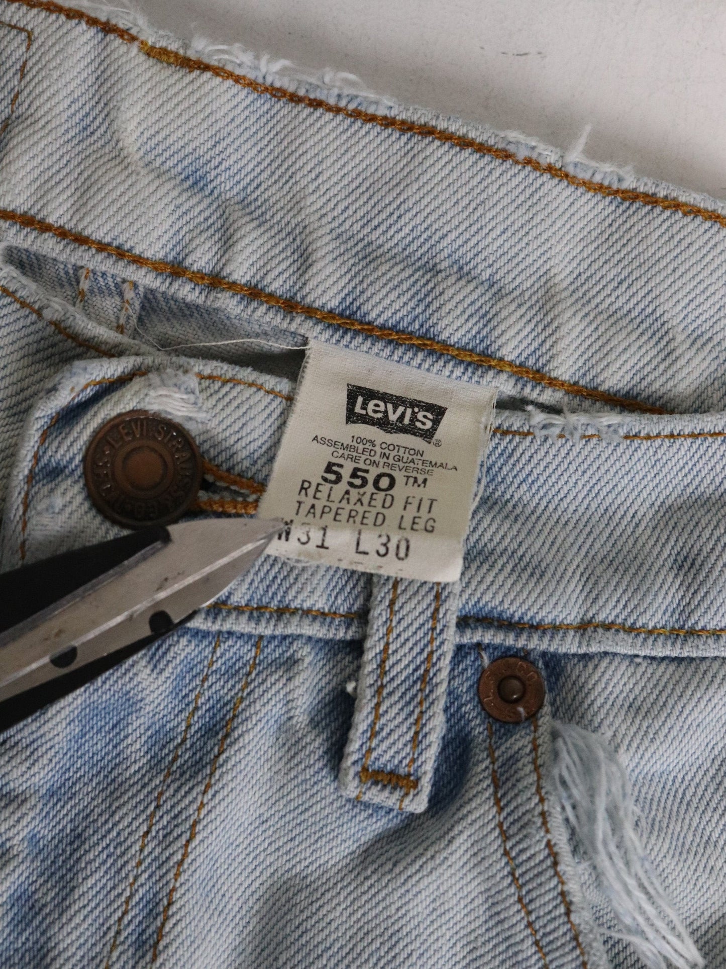 Vintage Levi's Denim Jeans Mens 30 x 30 Blue 550 Relaxed Tapered from propervintagecanada