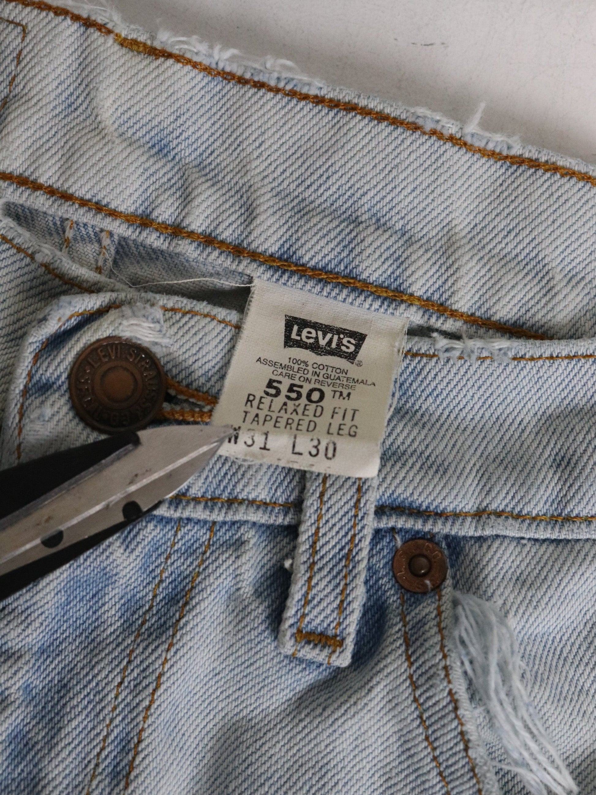 Vintage Levi's Denim Jeans Mens 30 x 30 Blue 550 Relaxed Tapered from propervintagecanada