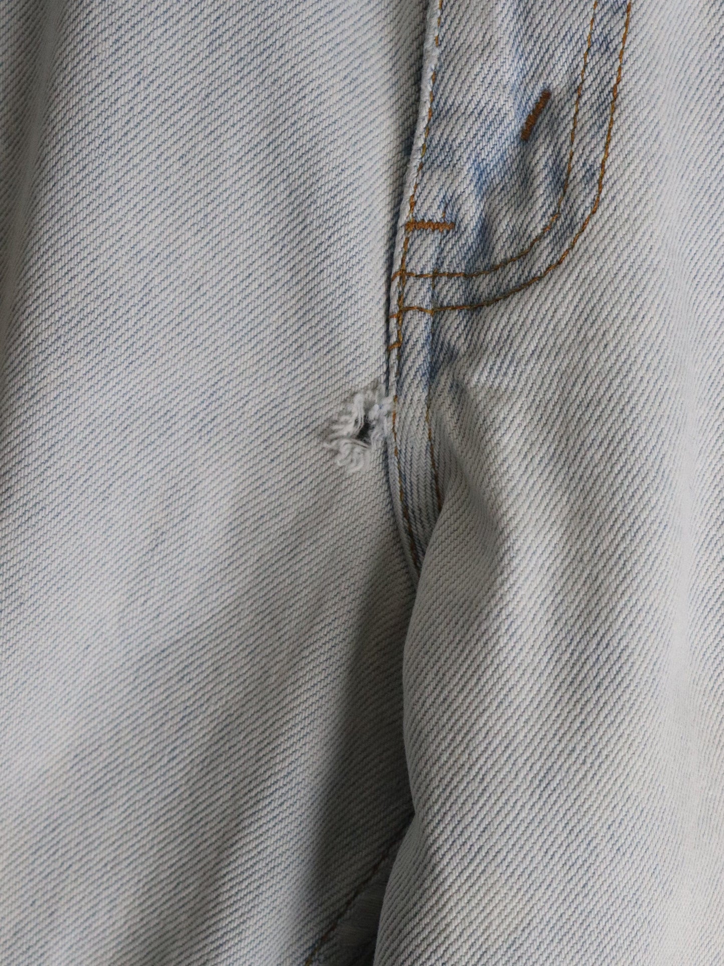 Vintage Levi's Denim Jeans Mens 30 x 30 Blue 550 Relaxed Tapered from propervintagecanada