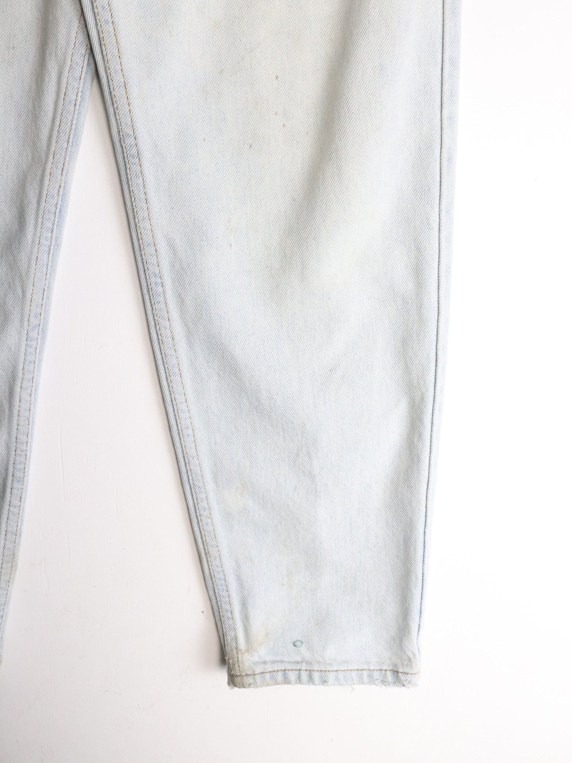 Vintage Levi's Denim Jeans Mens 30 x 30 Blue 550 Relaxed Tapered from propervintagecanada